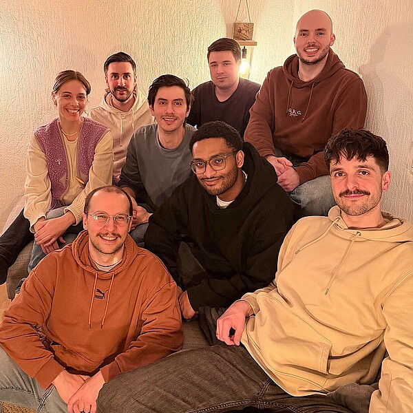 Foto von der BUJU-Band auf einem Sofa